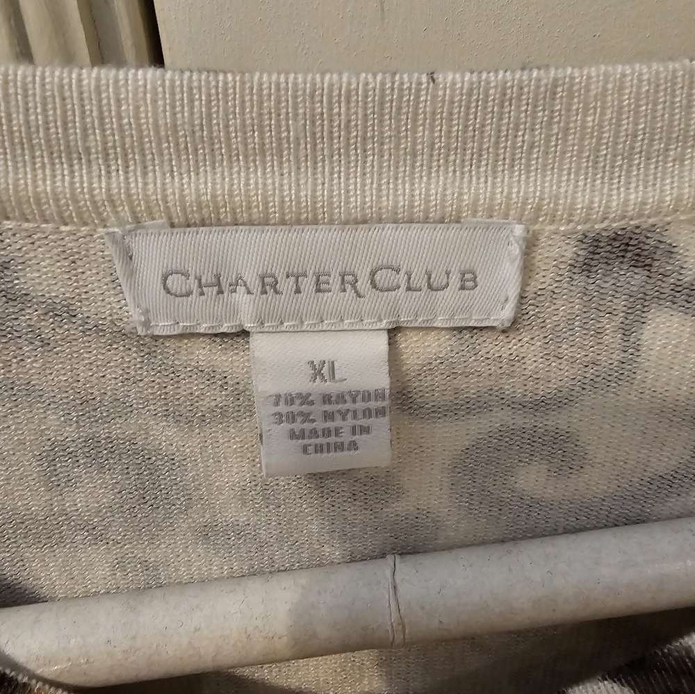Women's Sweater - Picture 2 of 6